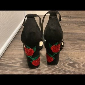 Black strapy thick heel w: roses